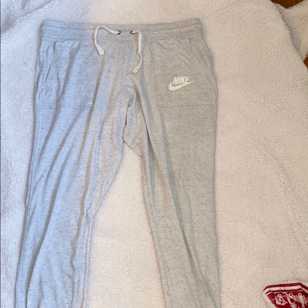 NIKE LIGHT GREY SWEATPANTS CAPRI